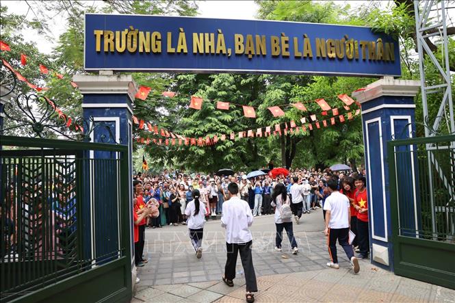 Thí sinh hoàn thành môn thi đầu tiên tại điểm thi Trường THPT Trần Nhân Tông. Ảnh: Thanh Tùng - TTXVN